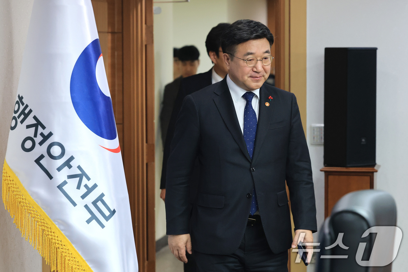 (서울=뉴스1) 임세영 기자 = 윤호중 행정안전부 장관이 14일 오전 서울 종로구 정부서울청사에서 열린 행안부 산하기관 업무보고에 참석하고 있다. 2026.1.14/뉴스1