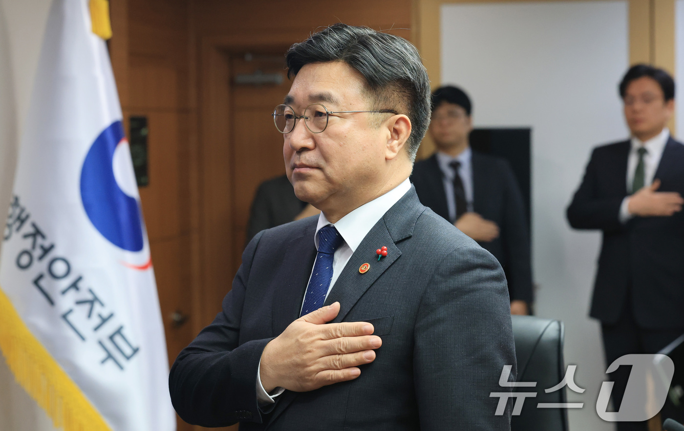 (서울=뉴스1) 임세영 기자 = 윤호중 행정안전부 장관이 14일 오전 서울 종로구 정부서울청사에서 열린 행안부 산하기관 업무보고에서 국민의례를 하고 있다. 2026.1.14/뉴스1 …