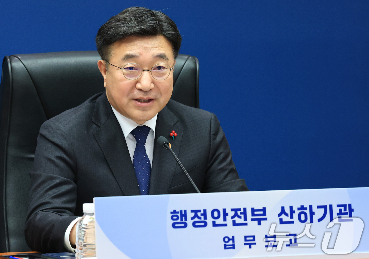 (서울=뉴스1) 임세영 기자 = 윤호중 행정안전부 장관이 14일 오전 서울 종로구 정부서울청사에서 열린 행안부 산하기관 업무보고에서 모두발언을 하고 있다. 2026.1.14/뉴스1 …