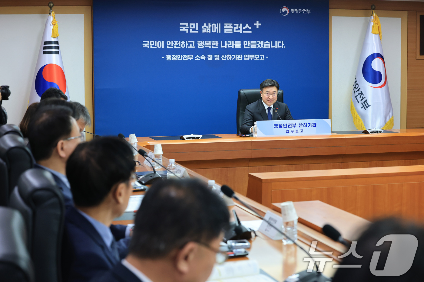 (서울=뉴스1) 임세영 기자 = 윤호중 행정안전부 장관이 14일 오전 서울 종로구 정부서울청사에서 열린 행안부 산하기관 업무보고에서 모두발언을 하고 있다. 2026.1.14/뉴스1 …