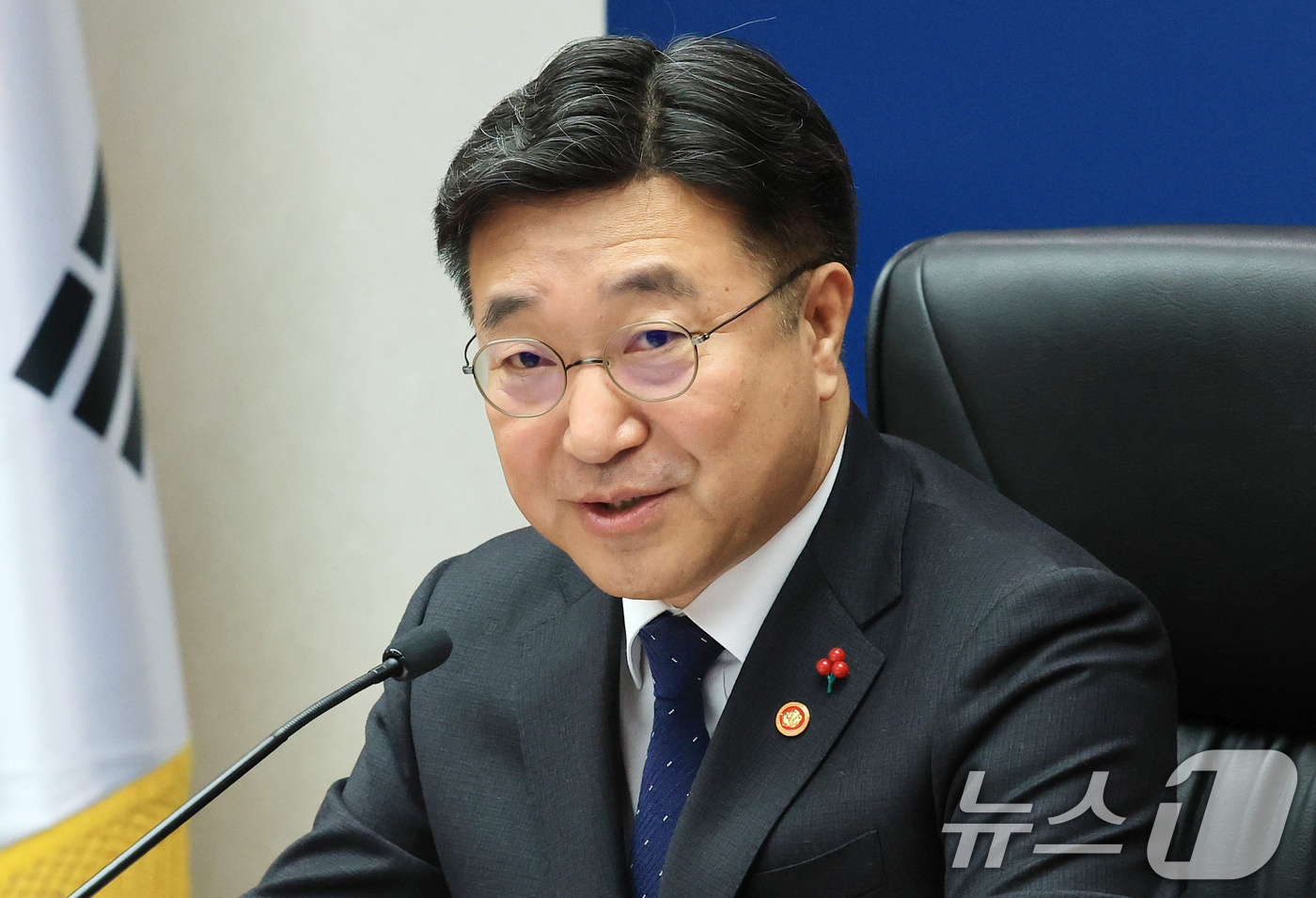 (서울=뉴스1) 임세영 기자 = 윤호중 행정안전부 장관이 14일 오전 서울 종로구 정부서울청사에서 열린 행안부 산하기관 업무보고에서 모두발언을 하고 있다. 2026.1.14/뉴스1 …