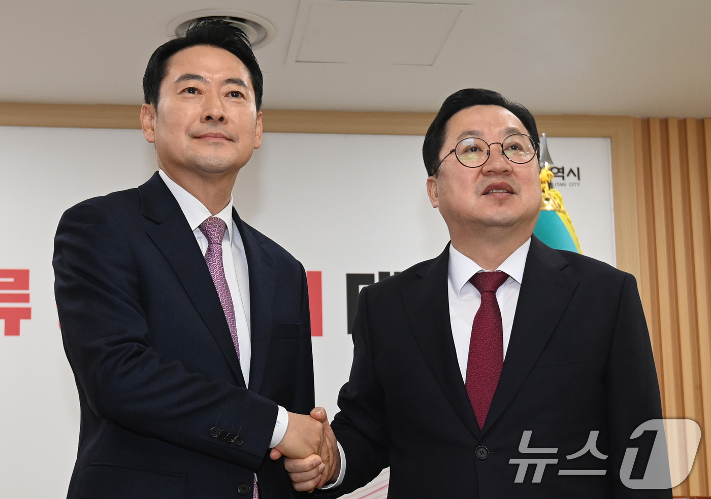 (대전=뉴스1) 김기태 기자 = 장동혁 국민의힘 대표가 14일 오전 대전시청에서 이장우 시장과 대전충남 행정통합 관련 정책협의에 앞서 악수하고 있다. 2026.1.14/뉴스1