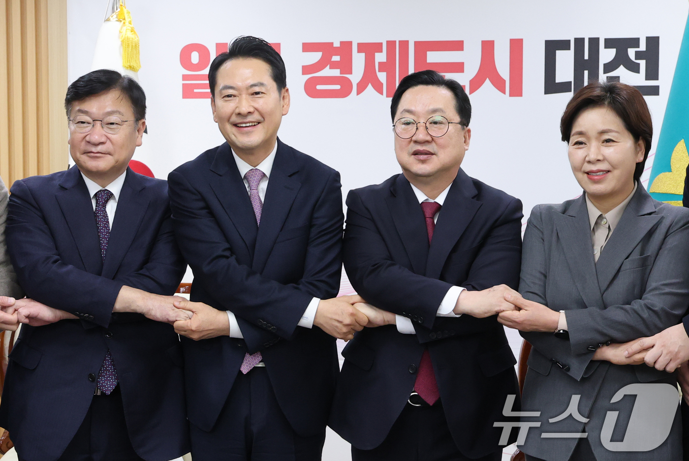 (대전=뉴스1) 김기태 기자 = 장동혁 국민의힘 대표가 14일 오전 대전시청에서 이장우 시장과 대전충남 행정통합 관련 정책협의를 마치고 포즈를 취하고 있다.  2026.1.14/뉴 …