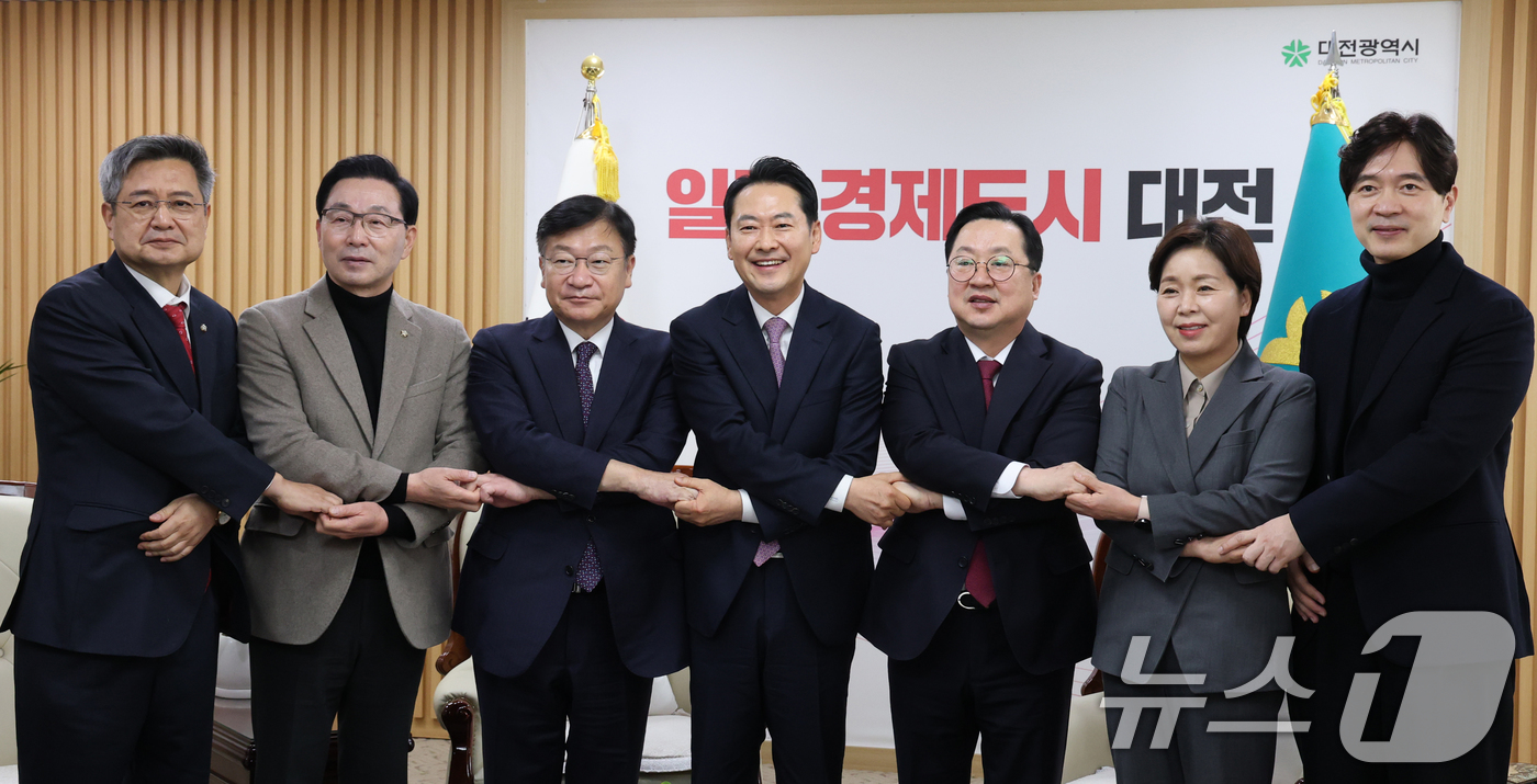 (대전=뉴스1) 김기태 기자 = 장동혁 국민의힘 대표가 14일 오전 대전시청에서 이장우 시장과 대전충남 행정통합 관련 정책협의를 마치고 포즈를 취하고 있다.  2026.1.14/뉴 …