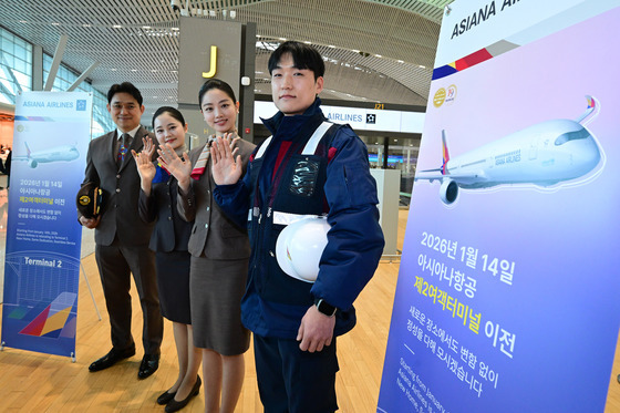 기념 촬영하는 아시아나항공 직원들