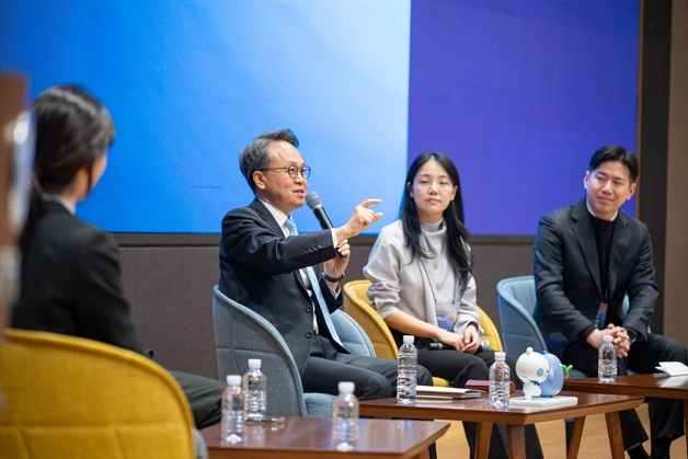 진옥동 "올해 전 직원이 AI 활용하는 단계…AX 경쟁력 끌어올려야"