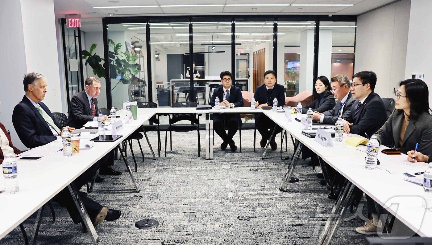 (서울=뉴스1) = 여한구 산업통상부 통상교섭본부장이 13일(현지시간) 미국 워싱턴 D.C. 정보기술혁신재단(ITIF) 회의실에서 롭 앳킨슨 ITIF 회장과 면담하고 있다. (산업 …