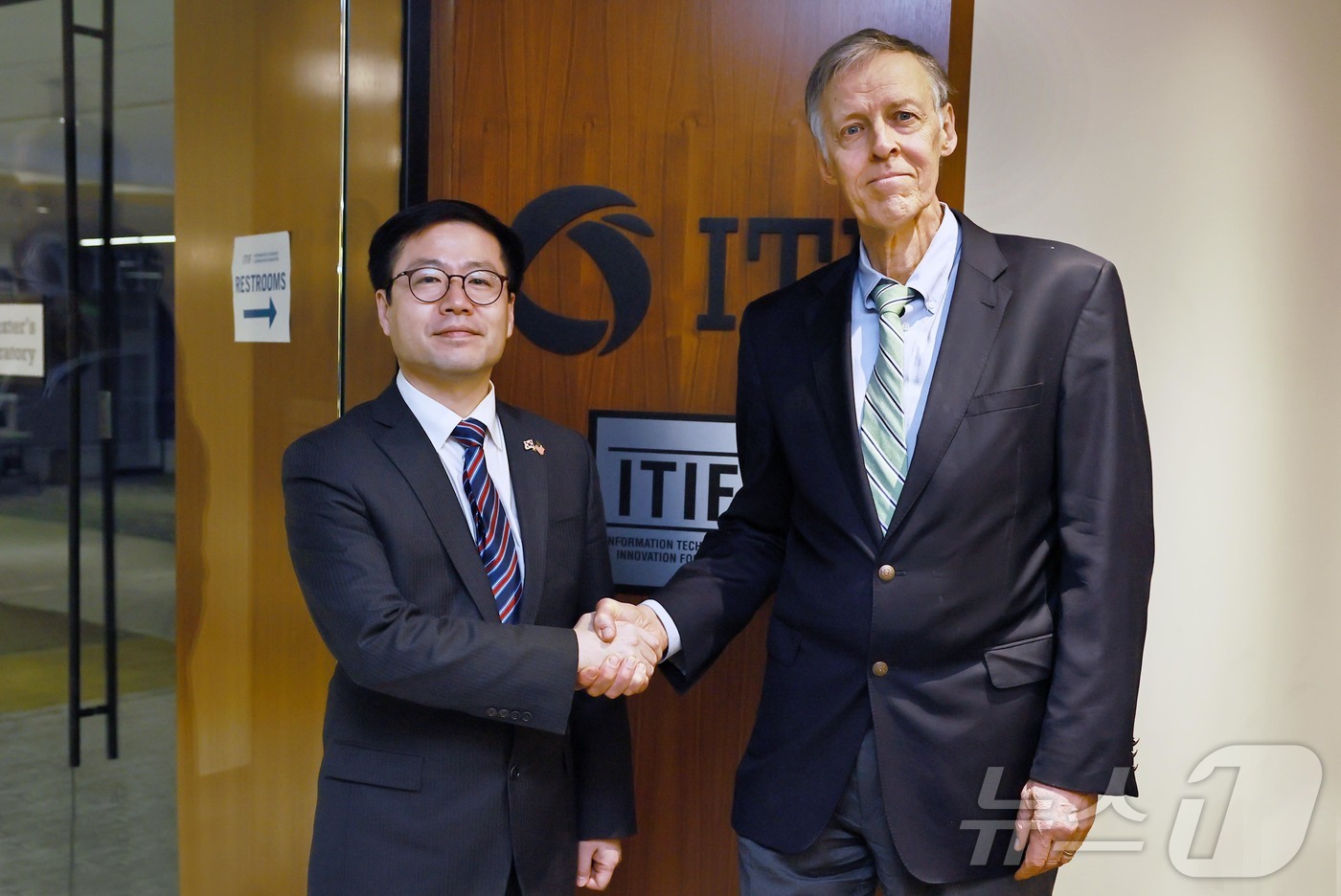 (서울=뉴스1) = 여한구 산업통상부 통상교섭본부장이 13일(현지시간) 미국 워싱턴 D.C. 정보기술혁신재단(ITIF) 회의실에서 롭 앳킨슨 ITIF 회장과 면담 후 기념촬영을 하 …