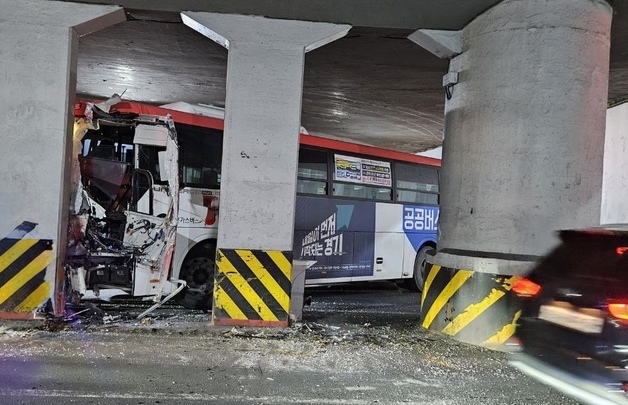 수원 지하차도 달리던 광역버스 빙판길 미끄러져 '쾅'…9명 부상