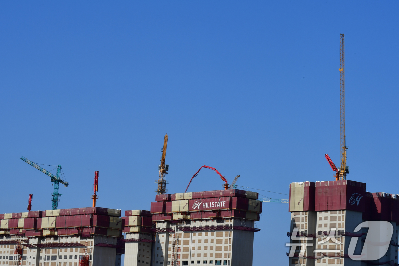 (포항=뉴스1) 최창호 기자 = 14일 경북 포항시 등 동해안 지역에 풍랑주의보가 발령된 가운데 남구 대잠동 아파트 공사 현장에서 작업 중이던 타워 크레인들도 안전을 위해 멈춰있다 …