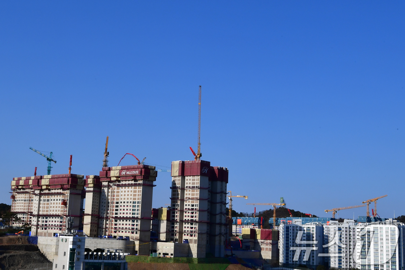 (포항=뉴스1) 최창호 기자 = 14일 경북 포항시 등 동해안 지역에 풍랑주의보가 발령된 가운데 남구 대잠동 아파트 공사 현장에서 작업 중이던 타워 크레인들도 안전을 위해 멈춰있다 …