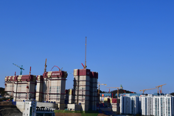 풍랑주의보에 멈춘 타워 크레인