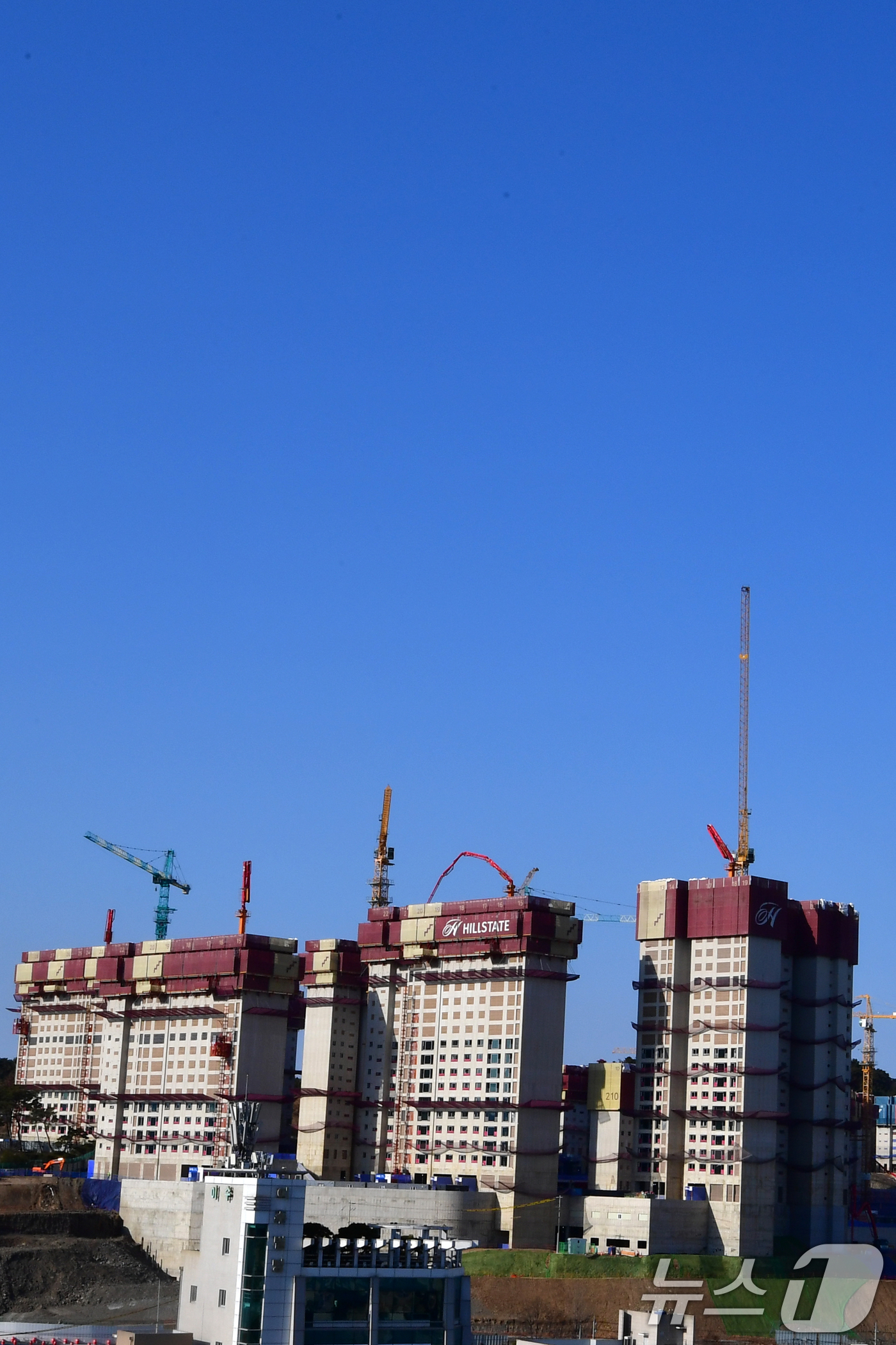 (포항=뉴스1) 최창호 기자 = 14일 경북 포항시 등 동해안 지역에 풍랑주의보가 발령된 가운데 남구 대잠동 아파트 공사 현장에서 작업 중이던 타워 크레인들도 안전을 위해 멈춰있다 …