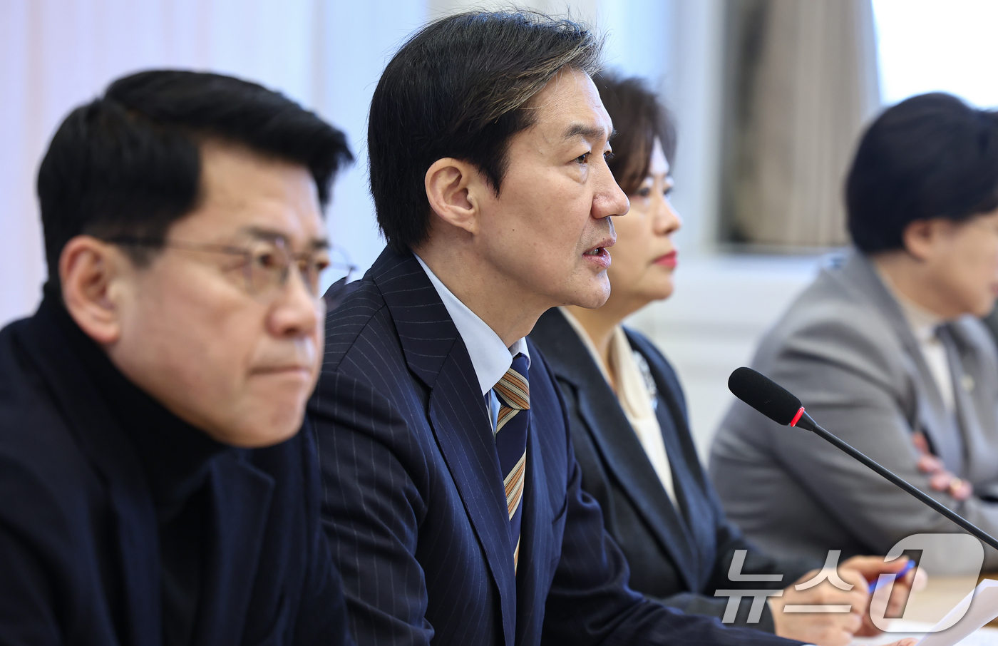 (서울=뉴스1) 김도우 기자 = 조국 조국혁신당 당대표가 14일 서울 여의도 국회에서 열린 '국제질서 대변동과 2026 평화 대전환의 길' 집담회에서 인사말을 하고 있다. 2026 …