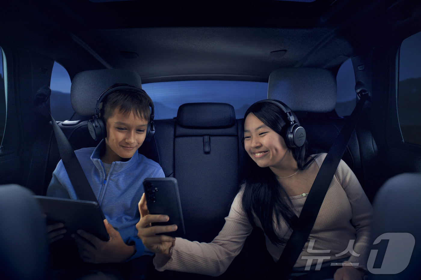 (서울=뉴스1) = 하만이 청취 공유와 자동차 내부 커뮤니케이션 기능을 결합한 자동차용 오디오·통신 설루션 '하만 레디 스트림쉐어'를 출시했다고 14일 밝혔다. 사진은  '하만 레 …