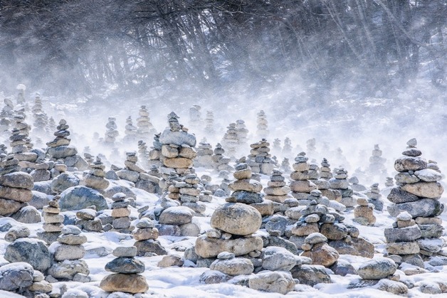 눈보라에도 끄떡없는 인제 백담사 돌탑