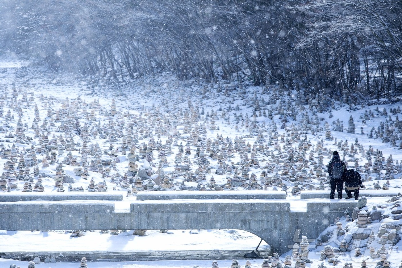 (인제=뉴스1) 이종재 기자 = 지난 13일 강원 인제군 백담사 일원에 불자들이 소망을 빌며 쌓아 올린 돌탑이 눈보라에도 끄떡없이 견고함을 유지하고 있다.(인제군 제공. 재판매 및 …