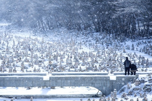 눈보라에도 끄떡없는 인제 백담사 돌탑