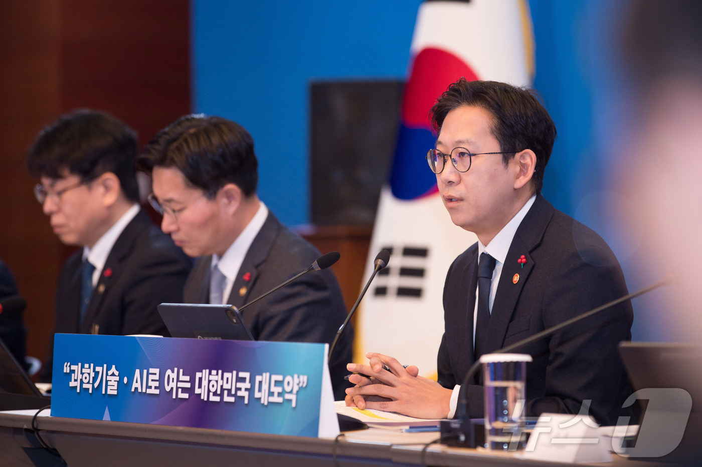 (서울=뉴스1) = 배경훈 부총리 겸 과학기술정보통신부 장관이 14일 오전 서울 중구 서울중앙우체국에서 열린 열린 '우주항공청, 과학기술원, 정보통신기술분야 업무보고' 에서 발언을 …