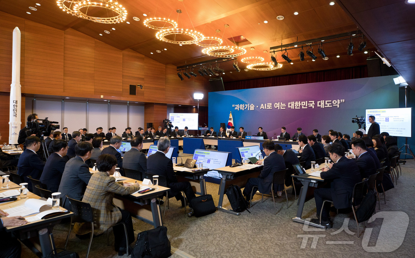 (서울=뉴스1) = 14일 오전 서울 중구 서울중앙우체국에서 열린 '우주항공청, 과학기술원, 정보통신기술분야 업무보고' 에서 배경훈 부총리 겸 과학기술정보통신부 장관의 발언이 'K …