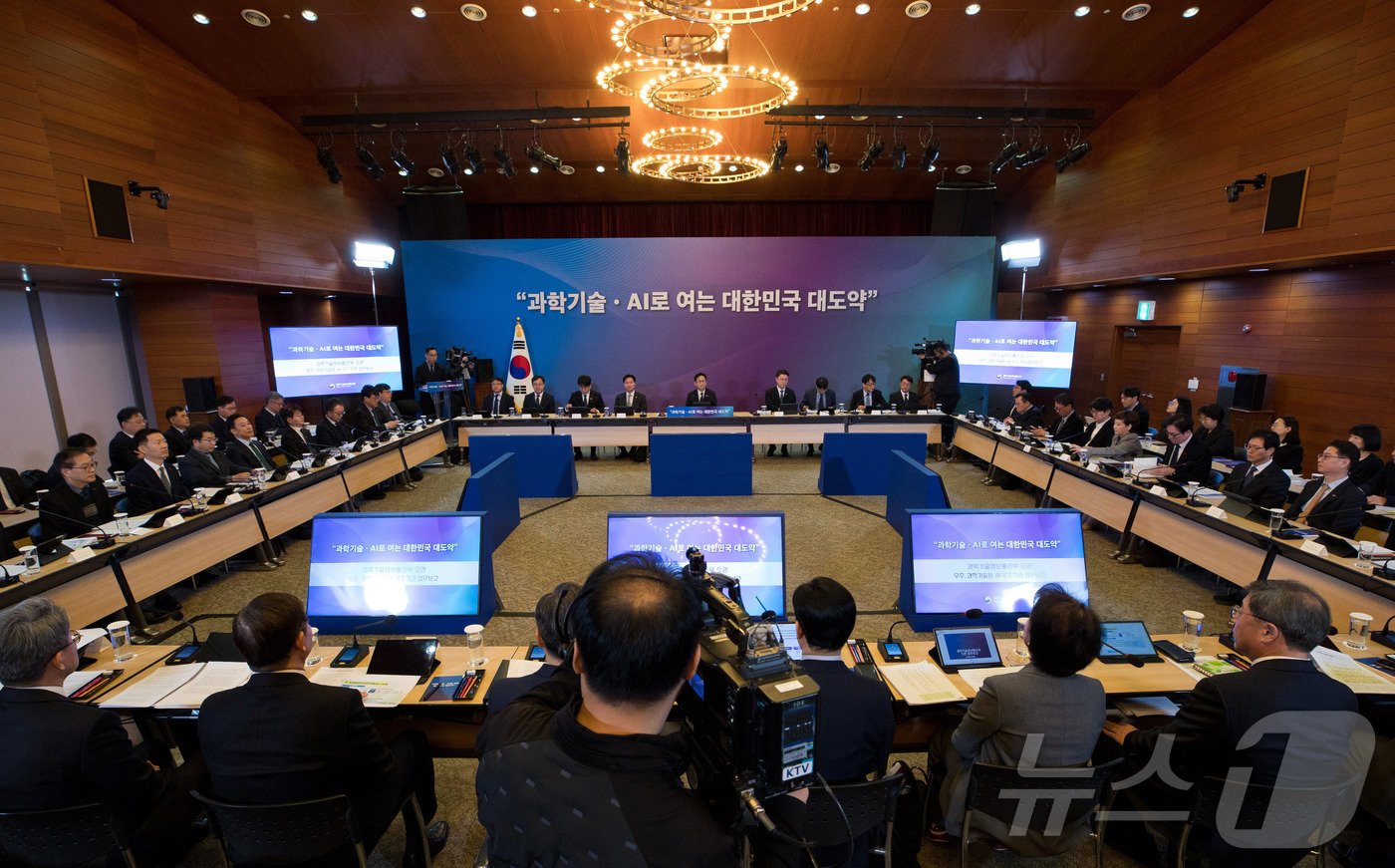 (서울=뉴스1) = 14일 오전 서울 중구 서울중앙우체국에서 열린 '우주항공청, 과학기술원, 정보통신기술분야 업무보고' 에서 배경훈 부총리 겸 과학기술정보통신부 장관의 발언이 'K …