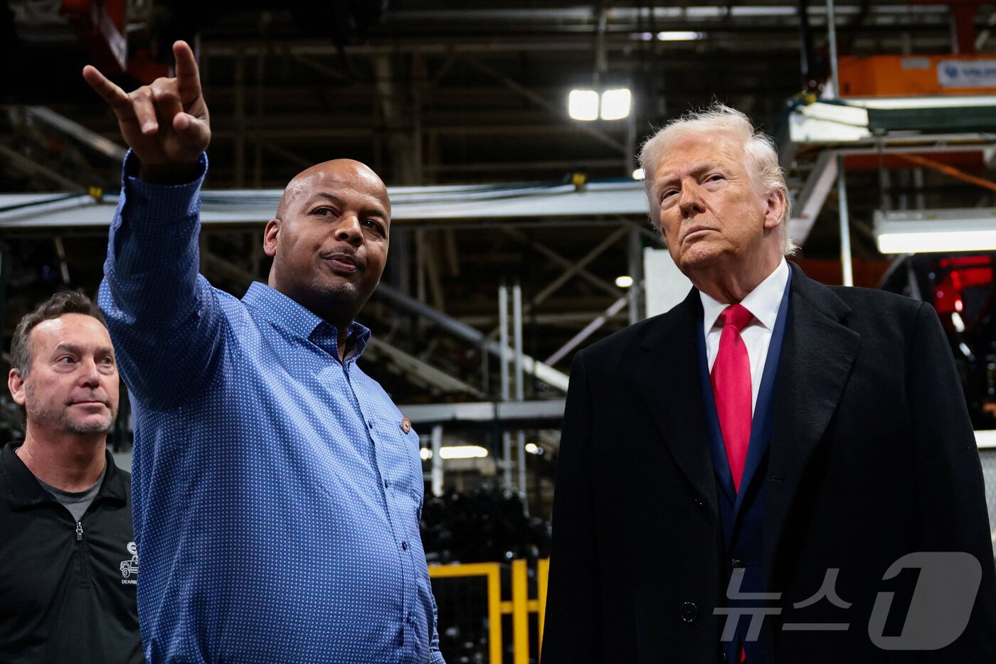 본문 이미지 - 13일(현지시간) 도널드 트럼프 미국 대통령이 미국 미시간주 디어본에 위치한 포드 공장을 찾아 공장 관리자 코리 윌리엄스의 설명을 듣고 있다. 2026.01.13. ⓒ 로이터=뉴스1 ⓒ News1 윤다정 기자