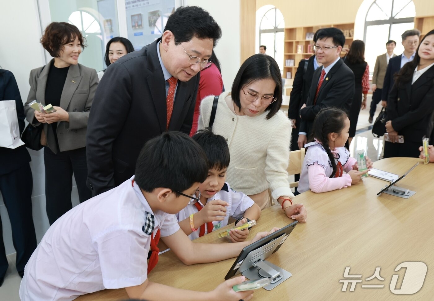 본문 이미지 - 이상일 시장이 13일(현지 시각) 베트남 다낭시 용인 공공 디지털도서관에서 시설을 둘러보고 있다.(용인시 제공)