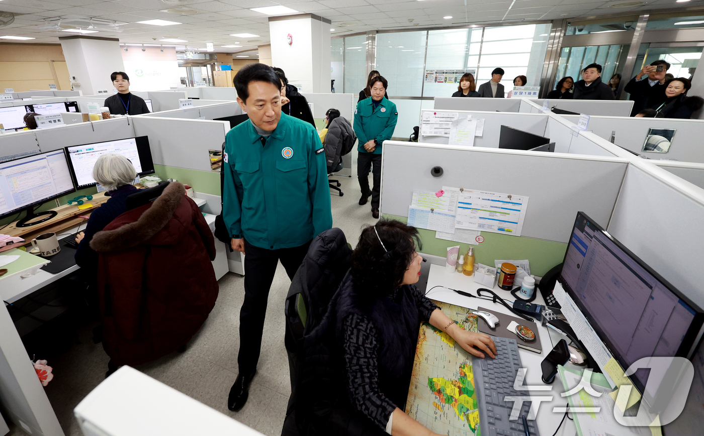 (서울=뉴스1) 이호윤 기자 = 오세훈 서울시장이 14일 서울 동대문구 120다산콜센터를 현장방문 하고 있다. 120다산콜센터는 시내버스 파업 관련 120다산콜 비상 상담을 운영중 …