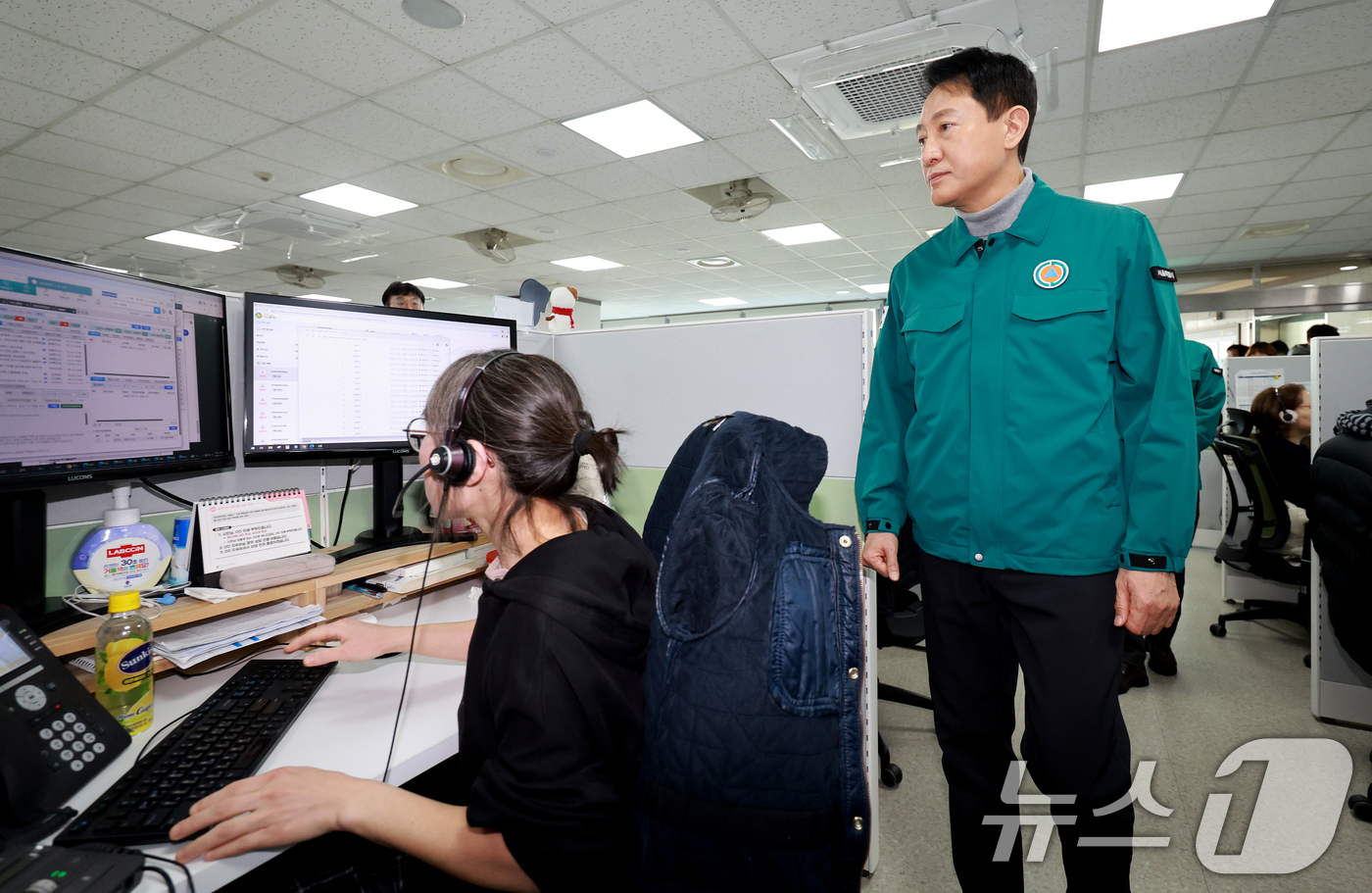 (서울=뉴스1) 이호윤 기자 = 오세훈 서울시장이 14일 서울 동대문구 120다산콜센터를 현장방문 하고 있다. 120다산콜센터는 시내버스 파업 관련 120다산콜 비상 상담을 운영중 …