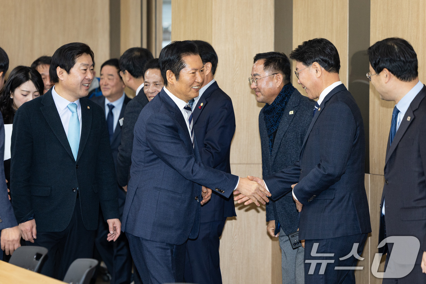 (서산=뉴스1) 유승관 기자 = 정청래 더불어민주당 대표가 14일 충남 서산시 서산축산종합센터에서 열린 충남 민생 현장 최고위원회의에 참석하며 참석자들과 인사하고 있다. 2026. …