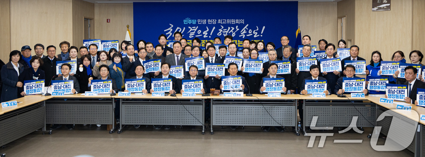 (서산=뉴스1) 유승관 기자 = 정청래 더불어민주당 대표와 한병도 원내대표를 비롯한 지도부와 참석자들이 14일 충남 서산시 서산축산종합센터에서 열린 충남 민생 현장 최고위원회의에 …