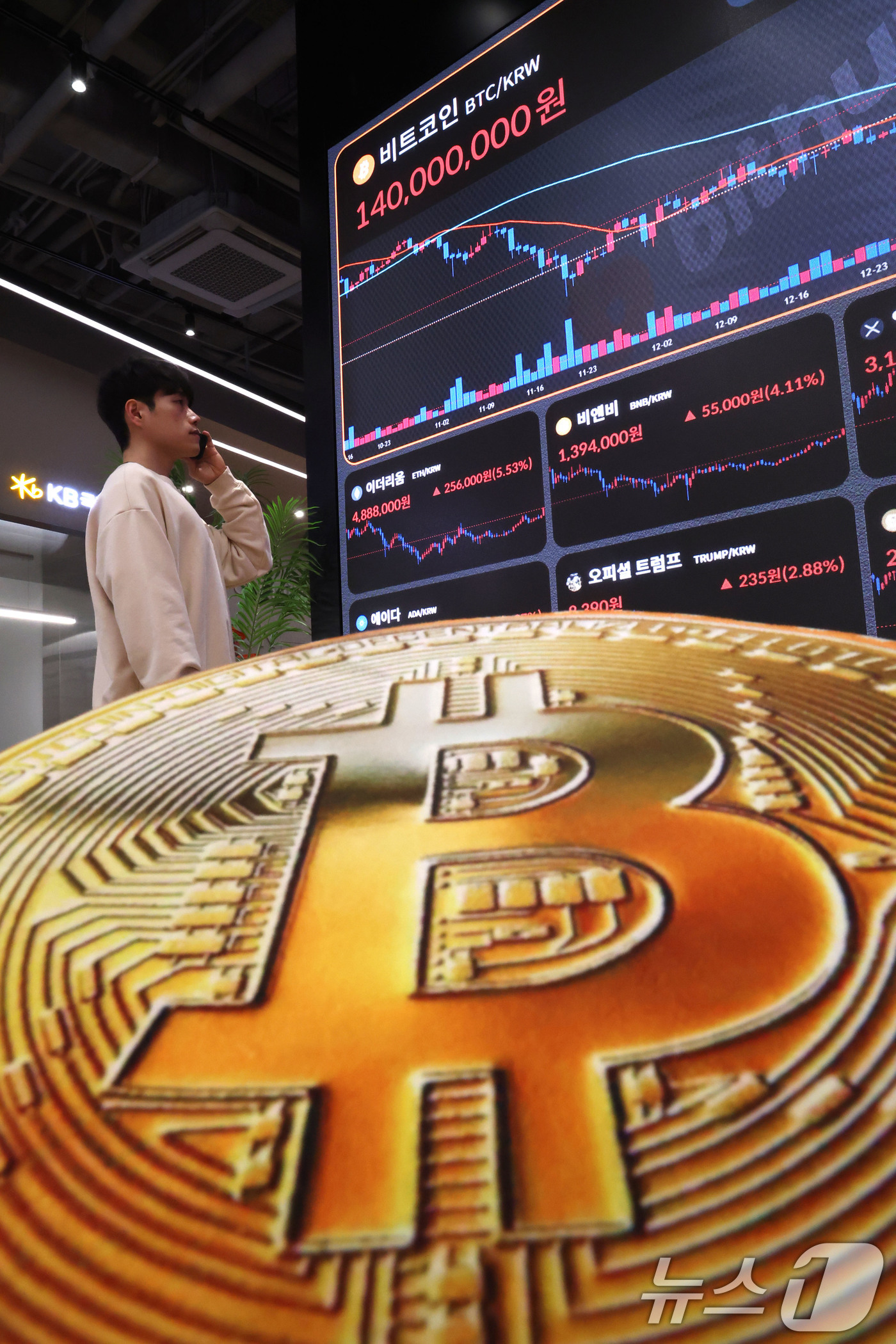 (서울=뉴스1) 이광호 기자 = 비트코인 가격이 9만5000달러선을 회복한 14일 오전 서울 서초구 빗썸라운지 강남본점 전광판에 비트코인 등 가상화폐 거래 가격이 표시되고 있다.글 …