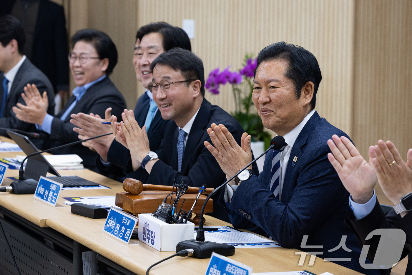 (서산=뉴스1) 유승관 기자 = 정청래 더불어민주당 대표를 비롯한 지도부가 14일 충남 서산시 서산축산종합센터에서 열린 충남 민생 현장 최고위원회의에서 손뼉을 치고 있다. 2026 …