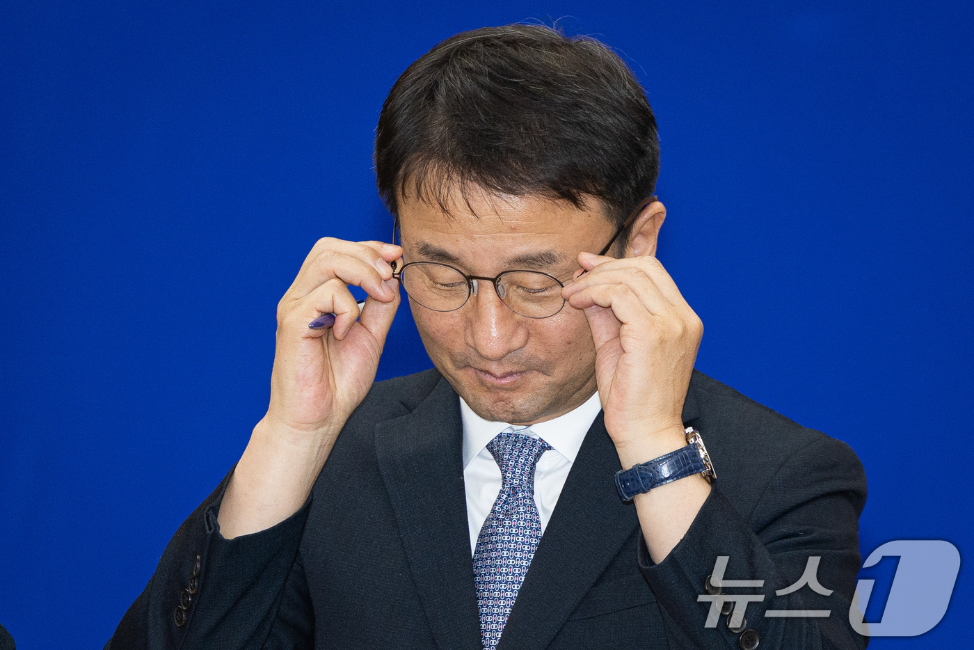 (서산=뉴스1) 유승관 기자 = 한병도 더불어민주당 원내대표가 14일 충남 서산시 서산축산종합센터에서 열린 충남 민생 현장 최고위원회의에서 안경을 고쳐 쓰고 있다. 2026.1.1 …