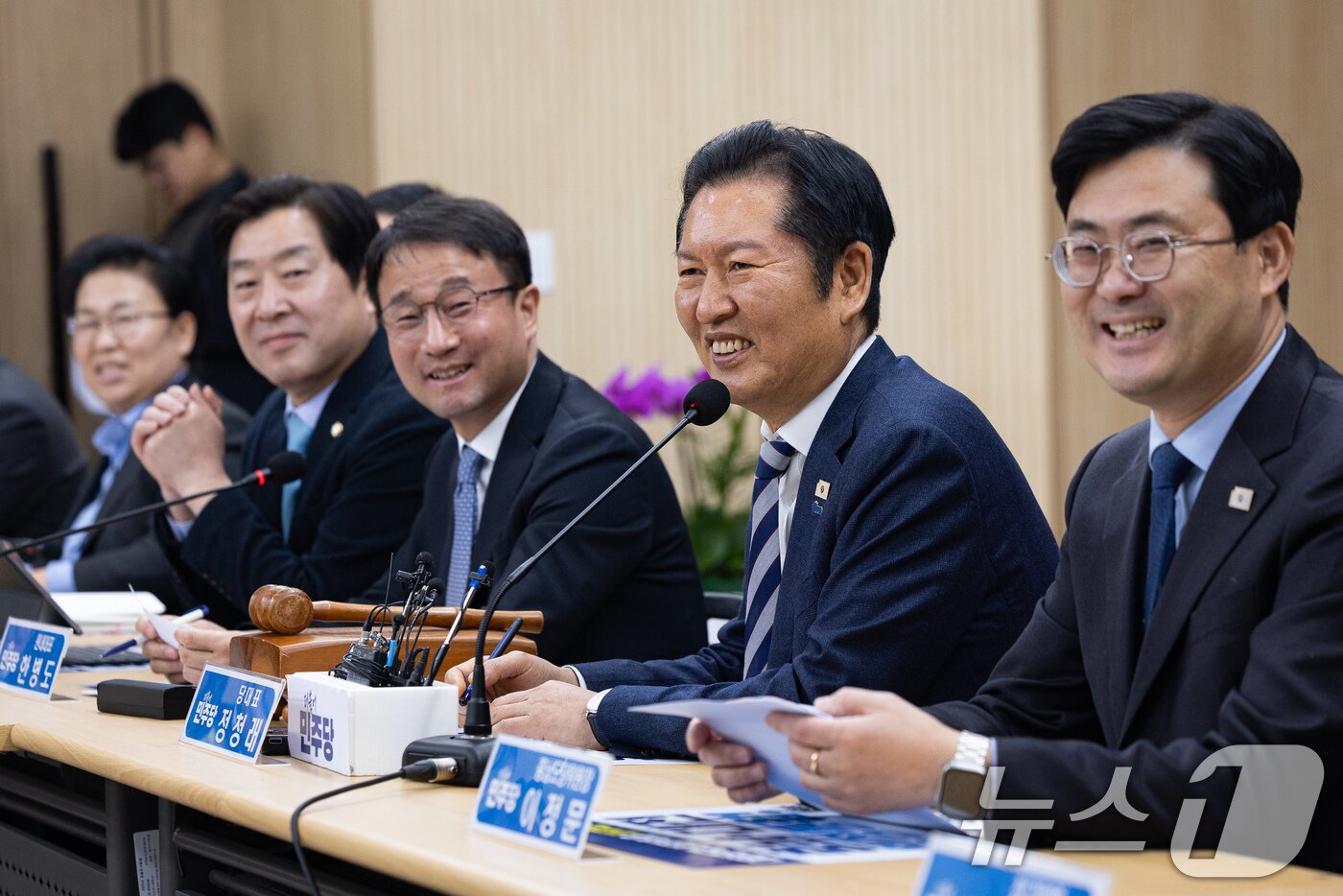 본문 이미지 - 정청래 더불어민주당 대표가 14일 충남 서산시 서산축산종합센터에서 열린 충남 민생 현장 최고위원회의에서 모두 발언을 하고 있다. 2026.1.14/뉴스1 ⓒ News1 유승관 기자