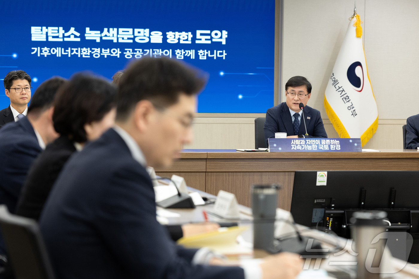 (서울=뉴스1) = 김성환 기후에너지환경부 장관이 14일 세종시 정부세종청사에서 열린 기후에너지환경부 환경분야 산하기관 업무보고에 참석해 모두발언을 하고 있다. (기후에너지환경부 …