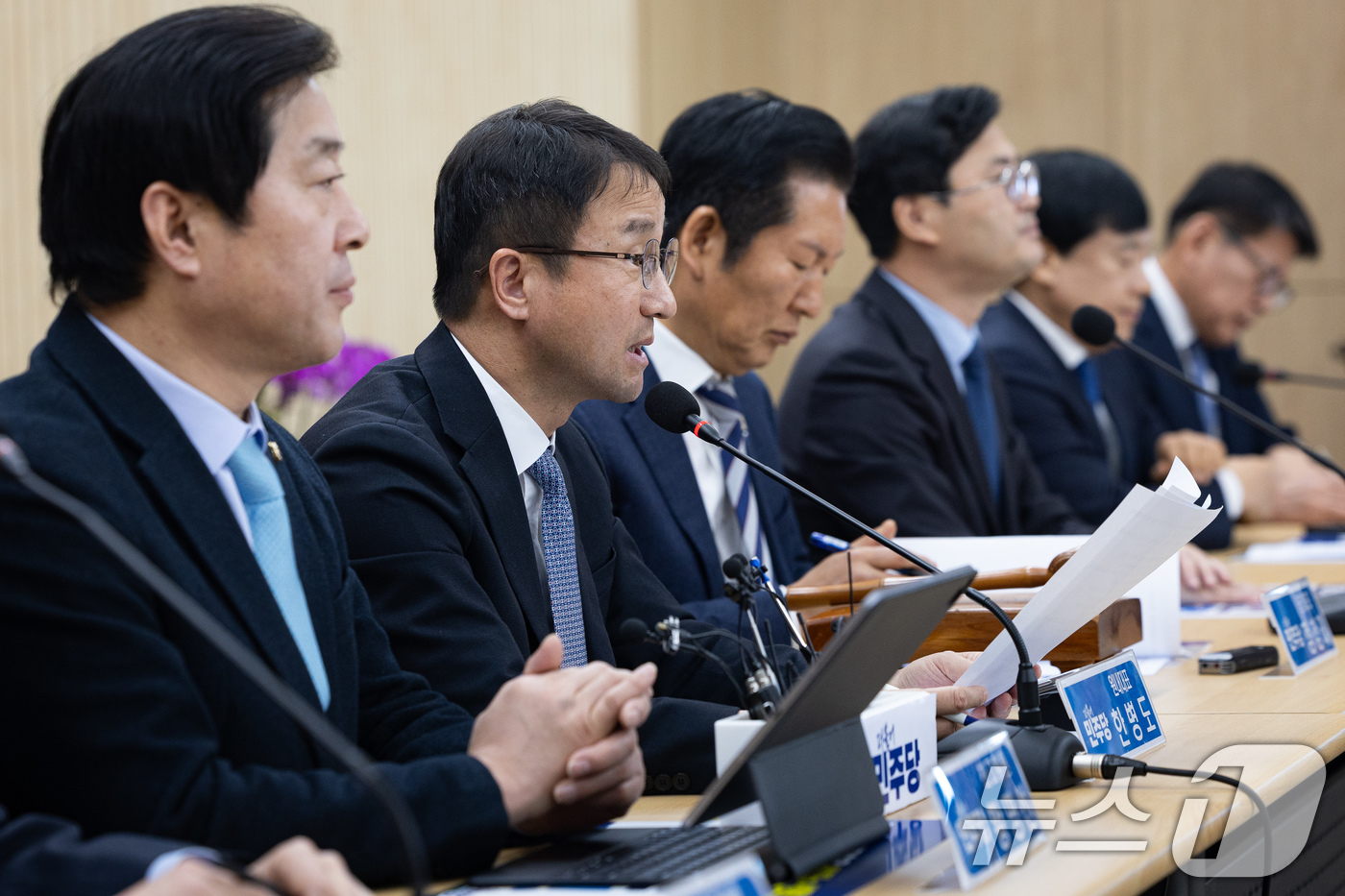 (서산=뉴스1) 유승관 기자 = 한병도 더불어민주당 원내대표가 14일 충남 서산시 서산축산종합센터에서 열린 충남 민생 현장 최고위원회의에서 모두 발언을 하고 있다. 2026.1.1 …