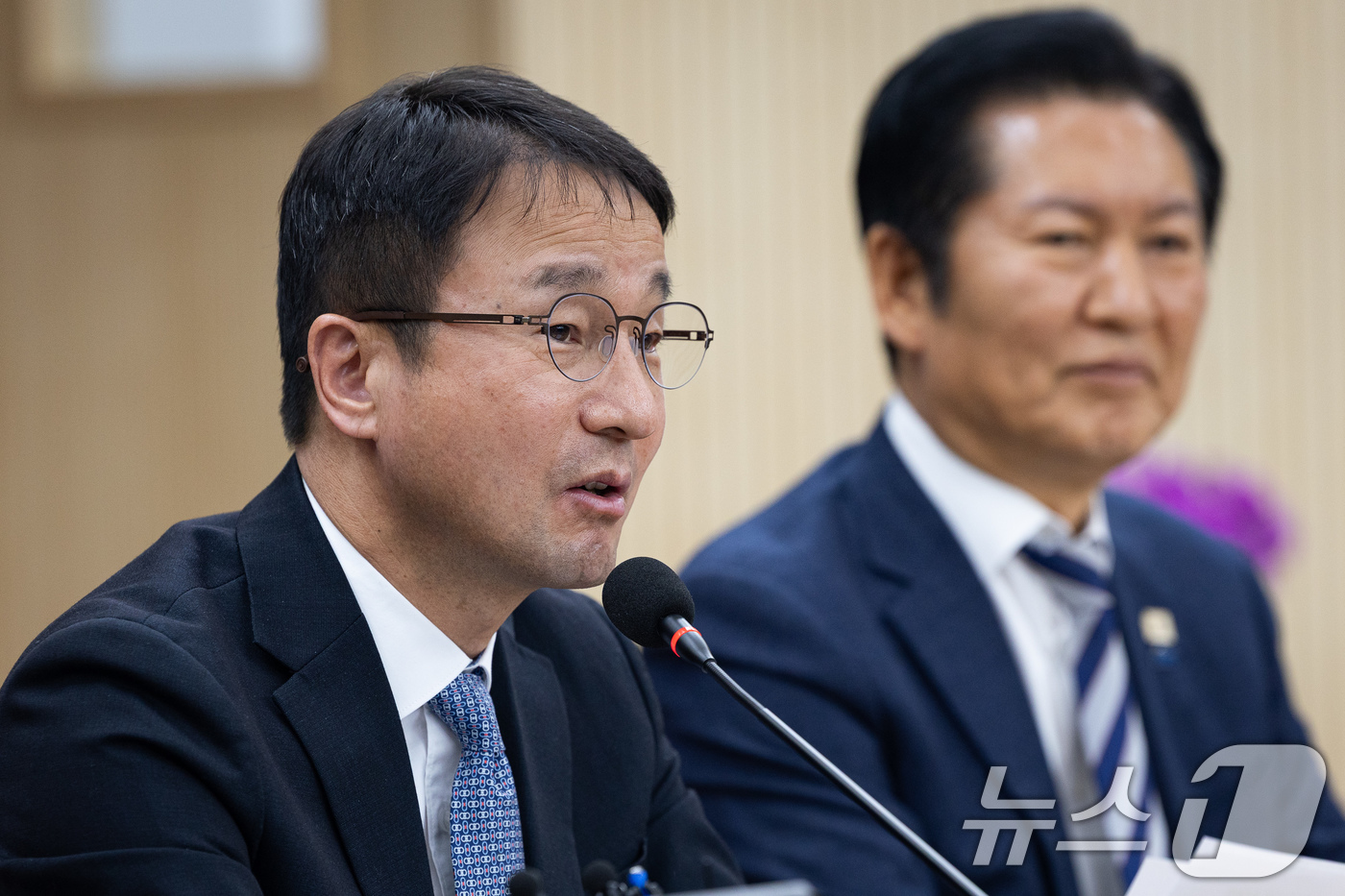 (서산=뉴스1) 유승관 기자 = 한병도 더불어민주당 원내대표가 14일 충남 서산시 서산축산종합센터에서 열린 충남 민생 현장 최고위원회의에서 모두 발언을 하고 있다. 2026.1.1 …