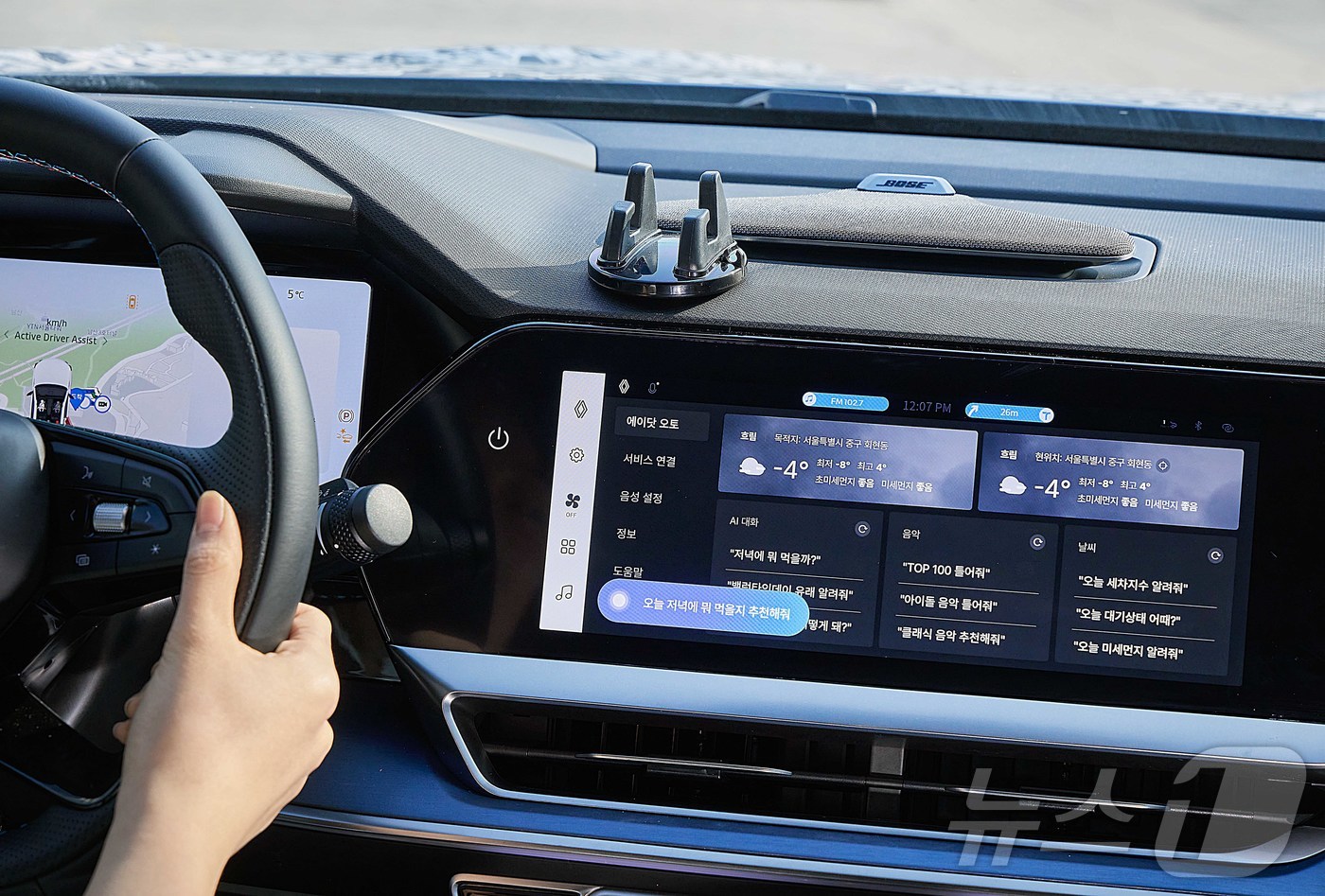 (서울=뉴스1) = SKT는 르노코리아의 신형 차량 '필랑트'에 차세대 차량용 AI 에이전트인 '에이닷 오토'를 최초로 적용했다고 14일 밝혔다. 사진은 운전자가 '에이닷 오토'와 …