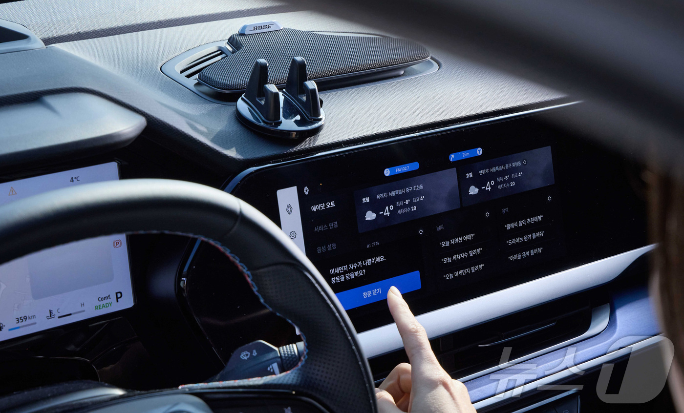 (서울=뉴스1) = SKT는 르노코리아의 신형 차량 '필랑트'에 차세대 차량용 AI 에이전트인 '에이닷 오토'를 최초로 적용했다고 14일 밝혔다. 사진은 '에이닷 오토'가 미세먼지 …