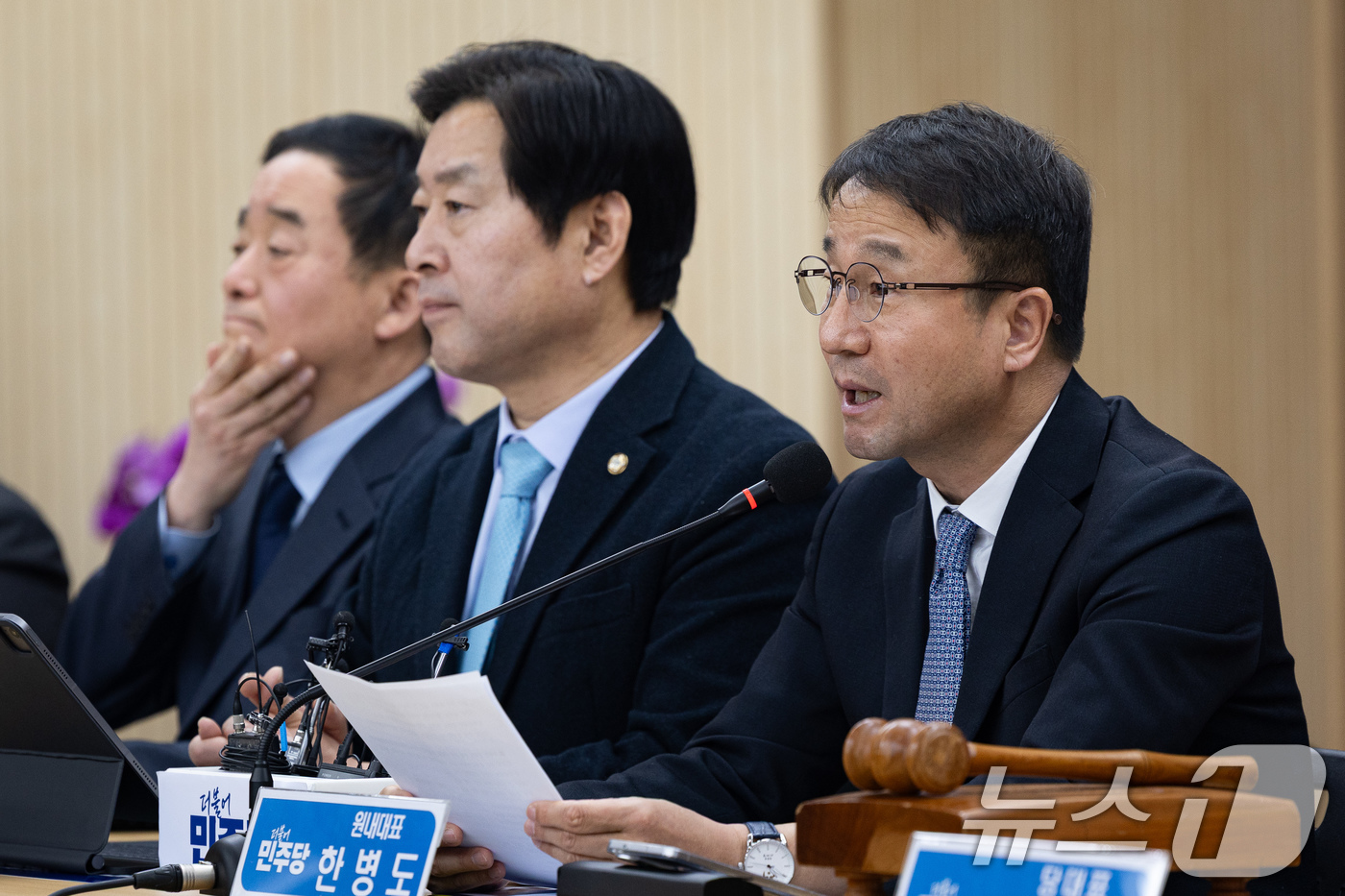 (서산=뉴스1) 유승관 기자 = 한병도 더불어민주당 원내대표가 14일 충남 서산시 서산축산종합센터에서 열린 충남 민생 현장 최고위원회의에서 모두 발언을 하고 있다. 2026.1.1 …