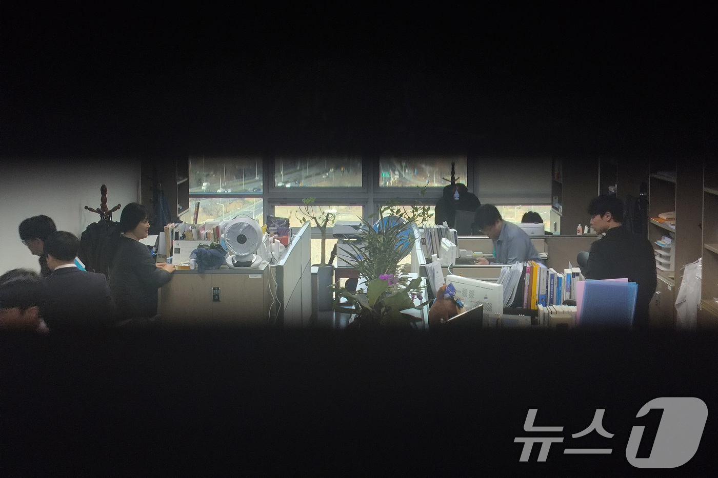 (서울=뉴스1) 신웅수 기자 = 서울경찰청 광역수사단 공공범죄수사대가 14일 서울 여의도 국회 의원회관 김병기 의원실을 압수수색 하고 있다. 2026.1.14/뉴스1