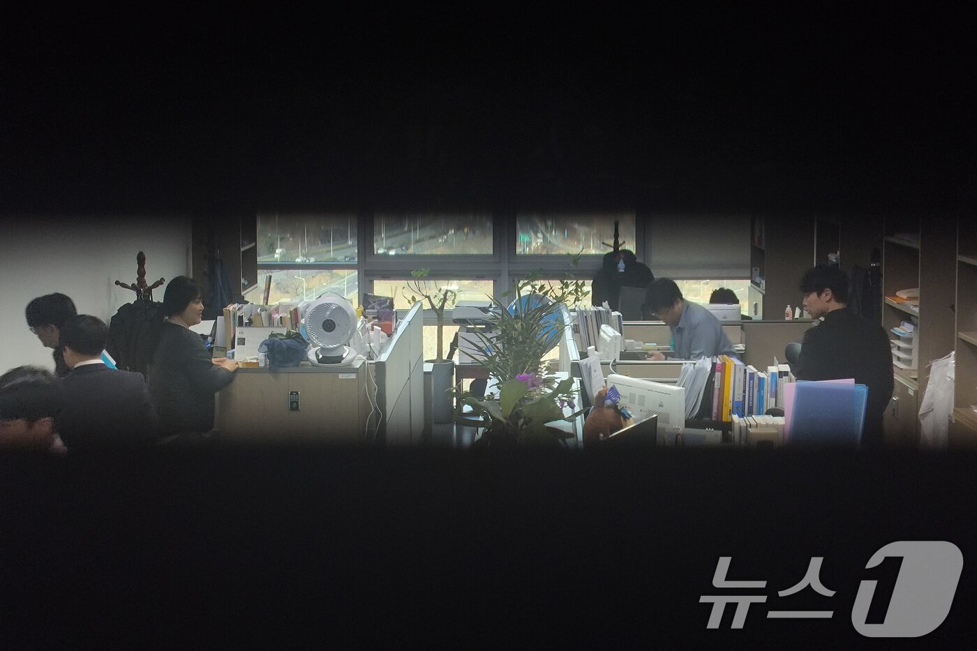 본문 이미지 - 서울경찰청 광역수사단 공공범죄수사대가 14일 서울 여의도 국회 의원회관 김병기 의원실을 압수수색 하고 있다. 2026.1.14/뉴스1 ⓒ News1 신웅수 기자