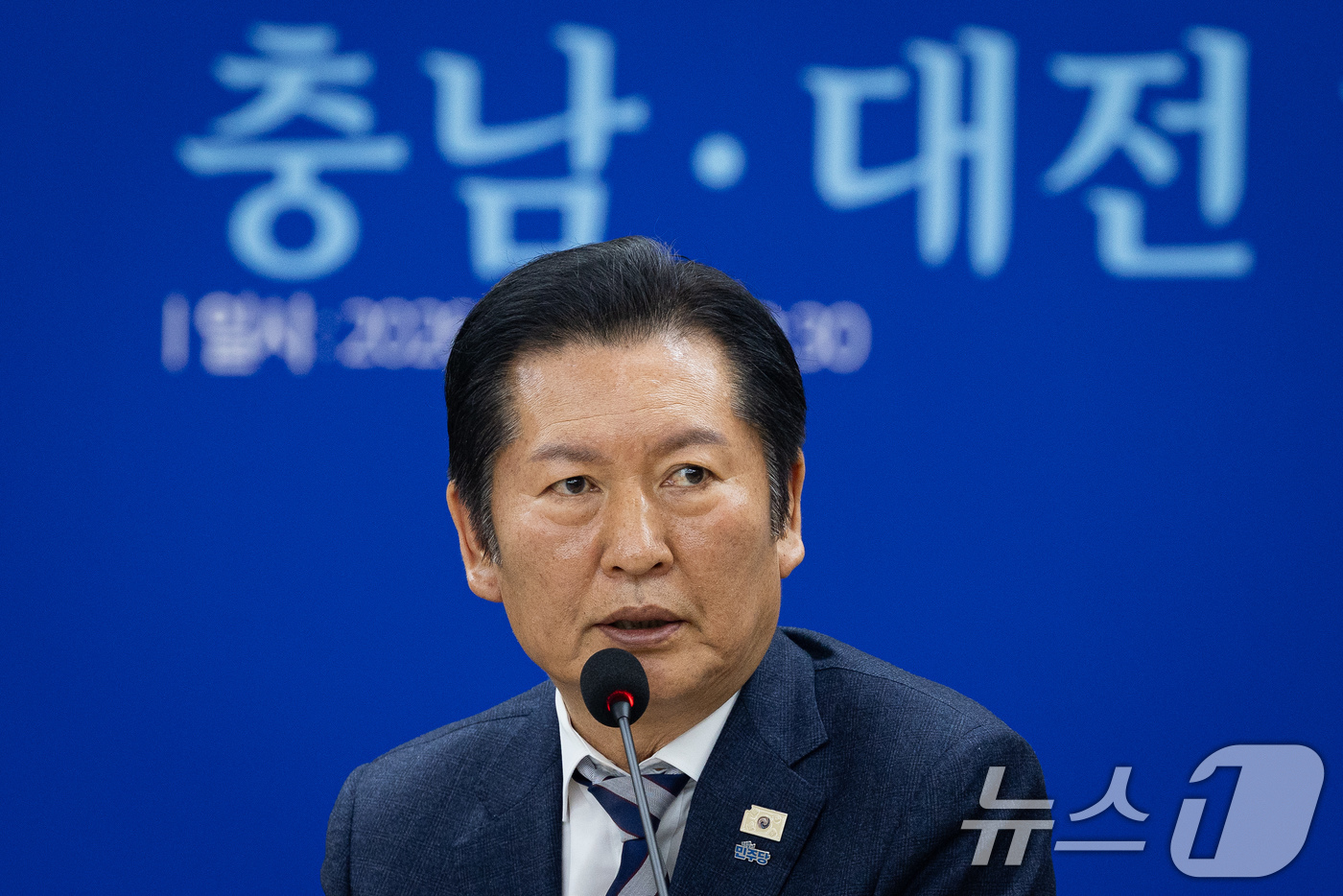 (서산=뉴스1) 유승관 기자 = 정청래 더불어민주당 대표가 14일 충남 서산시 서산축산종합센터에서 열린 충남 민생 현장 최고위원회의에서 모두 발언을 하고 있다. 2026.1.14/ …