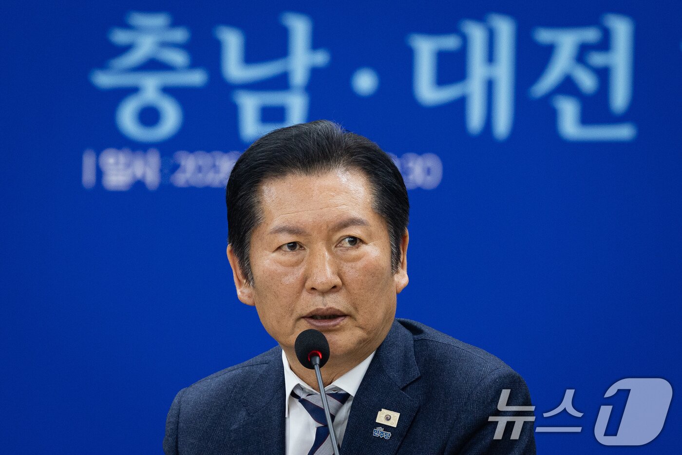 본문 이미지 - 정청래 더불어민주당 대표가 14일 충남 서산시 서산축산종합센터에서 열린 충남 민생 현장 최고위원회의에서 모두 발언을 하고 있다. 2026.1.14/뉴스1 ⓒ News1 유승관 기자