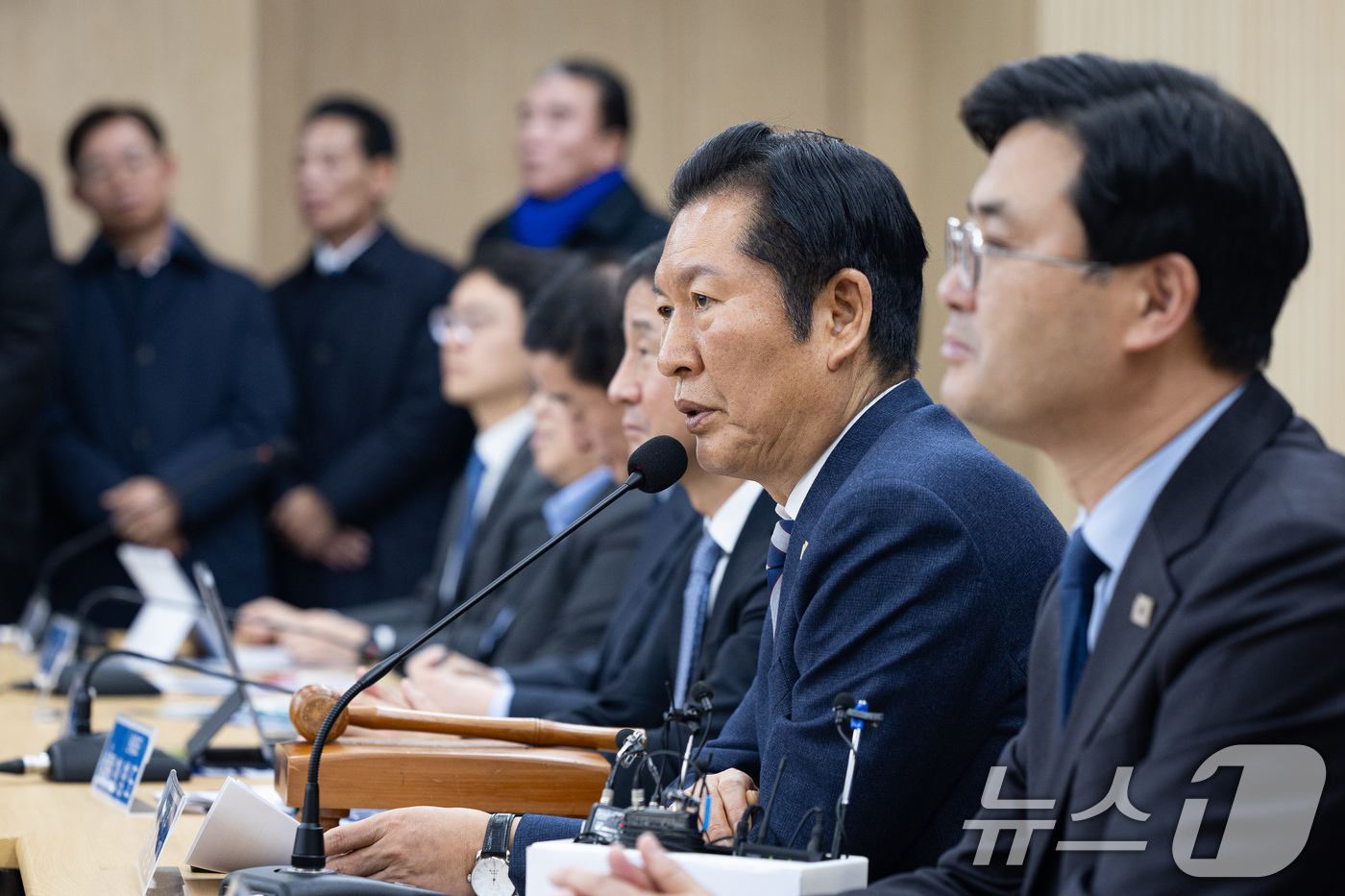 (서산=뉴스1) 유승관 기자 = 정청래 더불어민주당 대표가 14일 충남 서산시 서산축산종합센터에서 열린 충남 민생 현장 최고위원회의에서 모두 발언을 하고 있다. 2026.1.14/ …