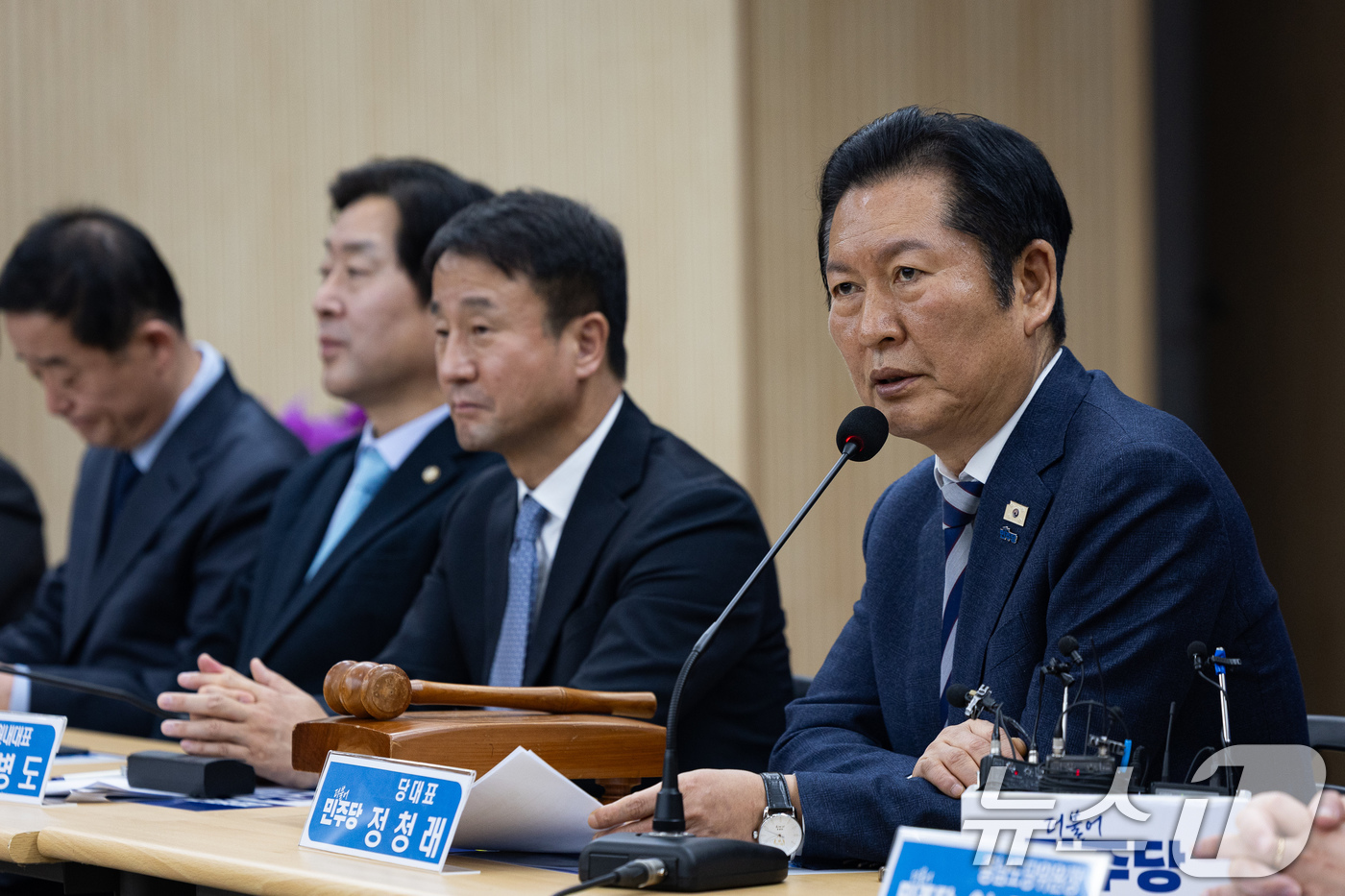 (서산=뉴스1) 유승관 기자 = 정청래 더불어민주당 대표가 14일 충남 서산시 서산축산종합센터에서 열린 충남 민생 현장 최고위원회의에서 모두 발언을 하고 있다. 2026.1.14/ …