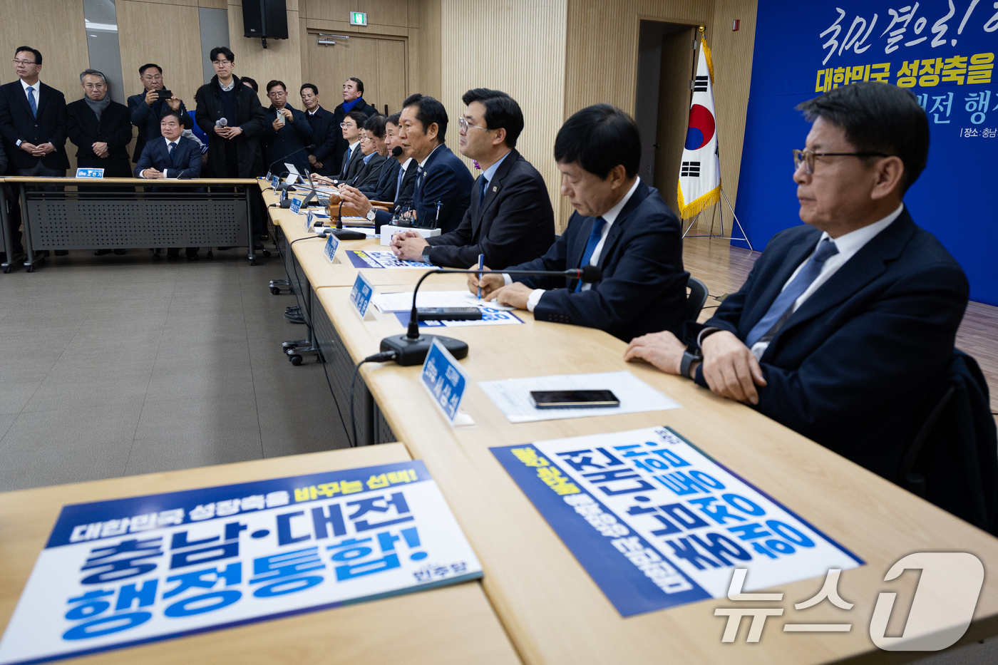 (서산=뉴스1) 유승관 기자 = 정청래 더불어민주당 대표가 14일 충남 서산시 서산축산종합센터에서 열린 충남 민생 현장 최고위원회의에서 모두 발언을 하고 있다. 2026.1.14/ …