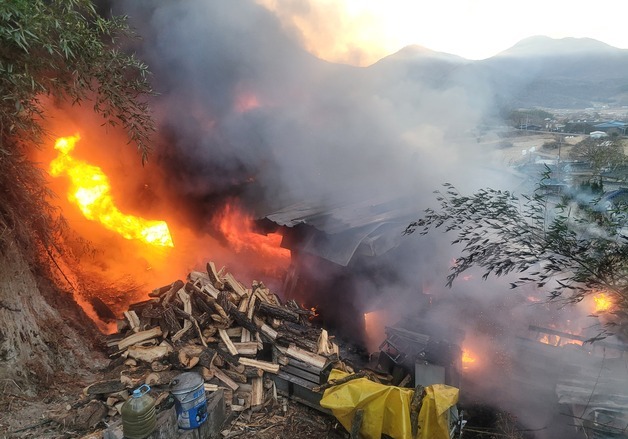 밀양 초동면 전원주택 화재…장작 쌓여 진화 더뎌