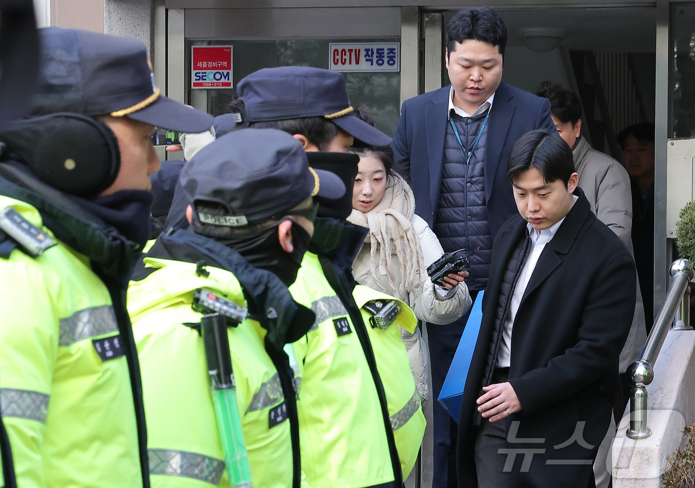 (서울=뉴스1) 김성진 기자 = 경찰이 공천헌금 수수 등 각종 비위 의혹에 휩싸인 김병기 더불어민주당 의원 주거지 등 6개소에 대한 압수수색을 나선 14일 서울 동작구 김병기 의원 …